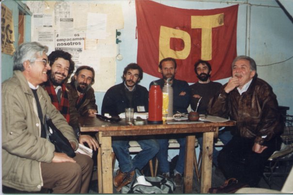 En los extremos de la mesa Juan Vital y Jorge Altamira, al centro miembros de la dirección del PT, reunión durante la huelga del sindicato de la construcción / 1993, Montevideo