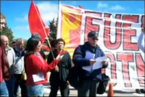 Juan leyendo la proclama del Partido de los Trabajadores en la concentración de solidaridaad con los asambleistas de Gualeguaychu en lucha contra la pastera BOTNIA, (hoy UPM)